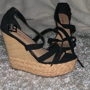Black wedges